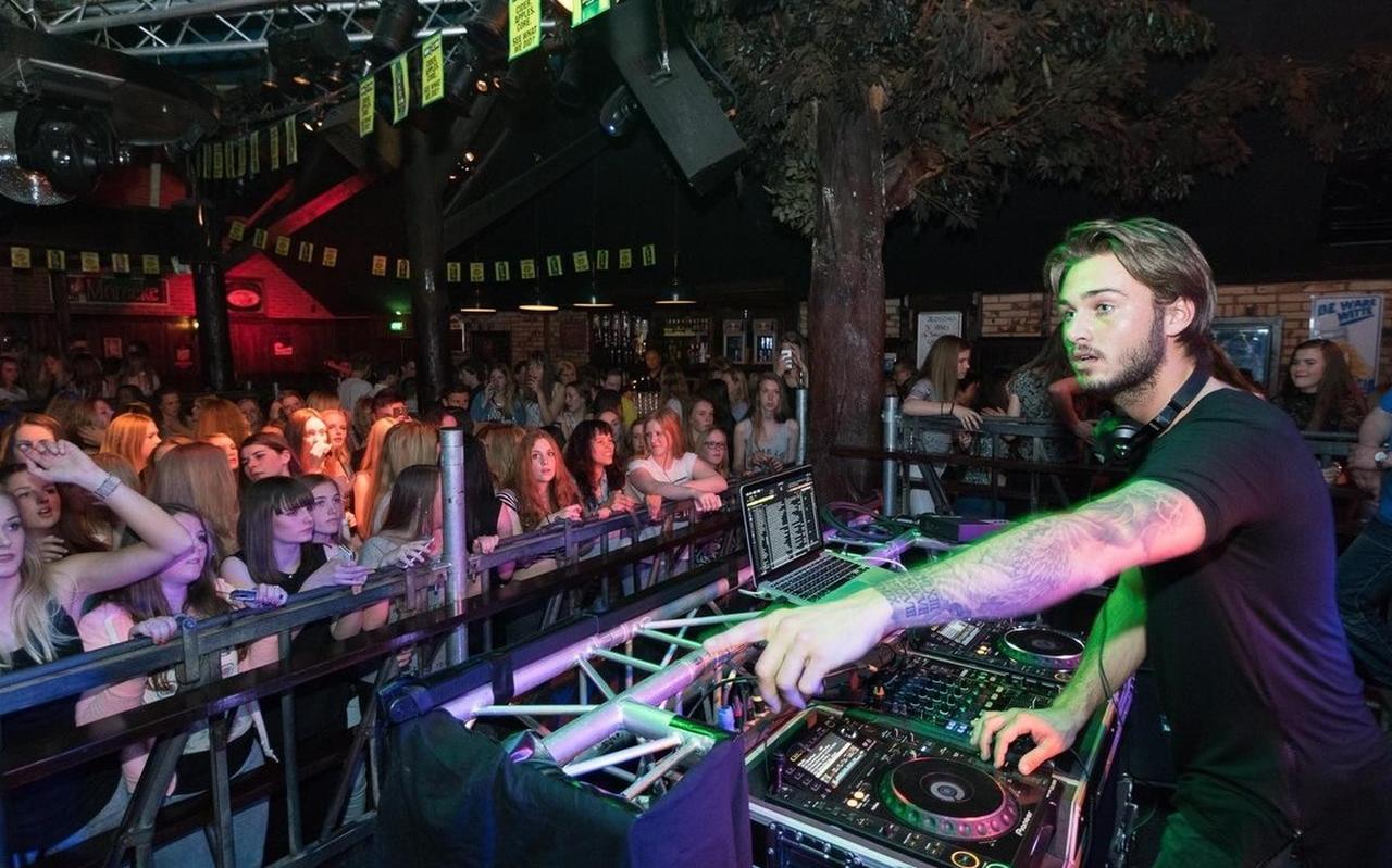 Smithy’s Palace in betere tijden. In 2015 was het volle bak met dj Dave Roelvink. Smithy’s Palace in betere tijden. In 2015 was het volle bak met dj Dave Roelvink.