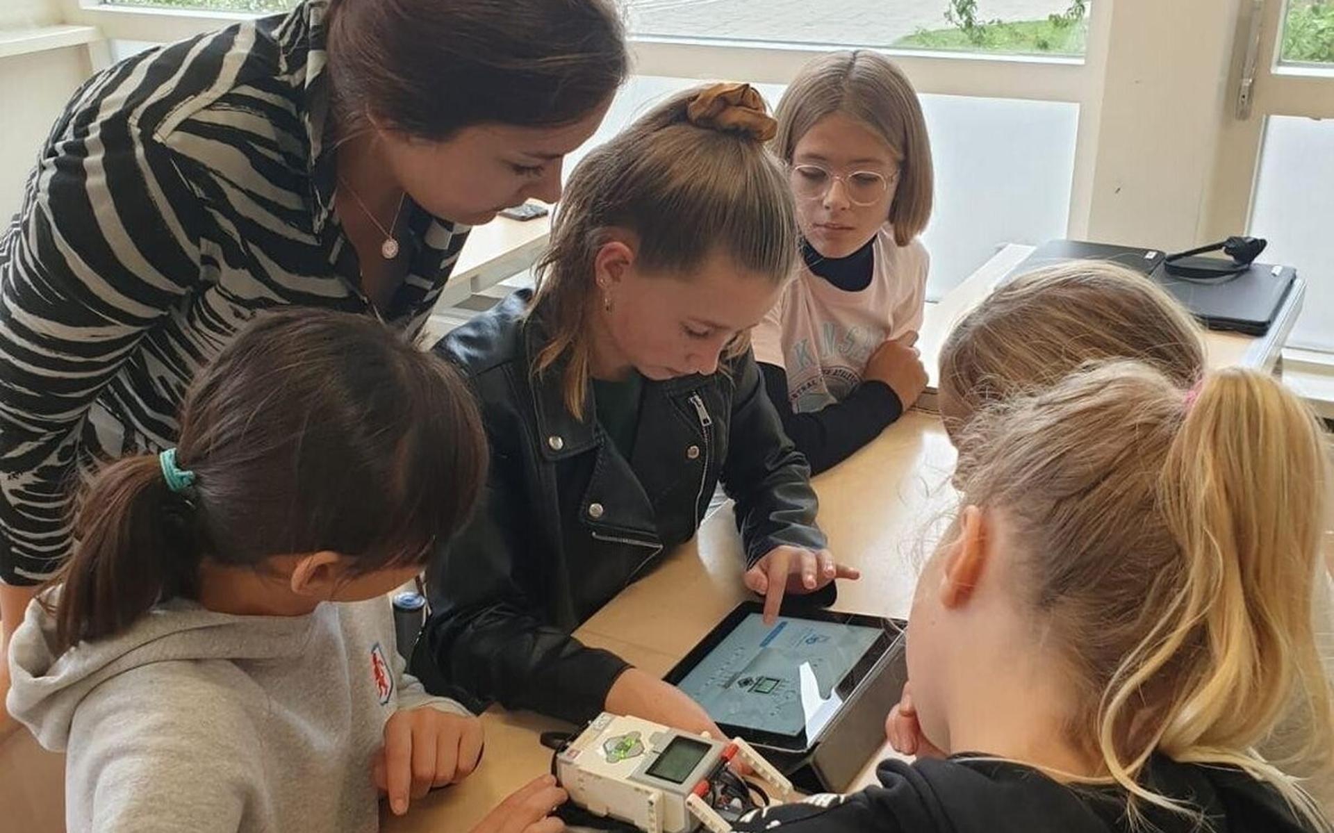 Leerlingen bouwen zelf ontworpen en geprogrammeerde Lego-robots - Meppeler Courant