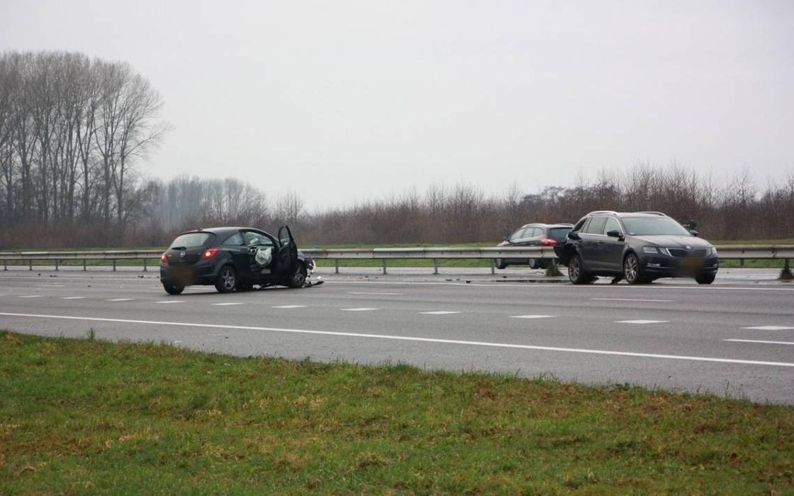 De A28 richting Hoogeveen (vanuit Zwolle) is dicht na ongeluk bij Veeningen - Meppeler Courant