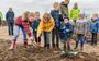 Kinderen en ouders uit de Nieuwveense Landen plantten in 2018 de eerste Tiny Forest van Drenthe.