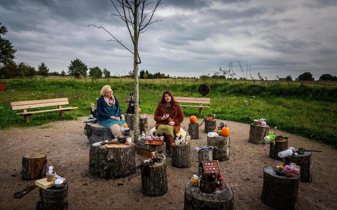 Joan Rolle en Judith Bakker-Beverdam willen graag meer bekendheid aan het fenomeen ‘heksen’ geven. Joan Rolle en Judith Bakker-Beverdam willen graag meer bekendheid aan het fenomeen ‘heksen’ geven.
