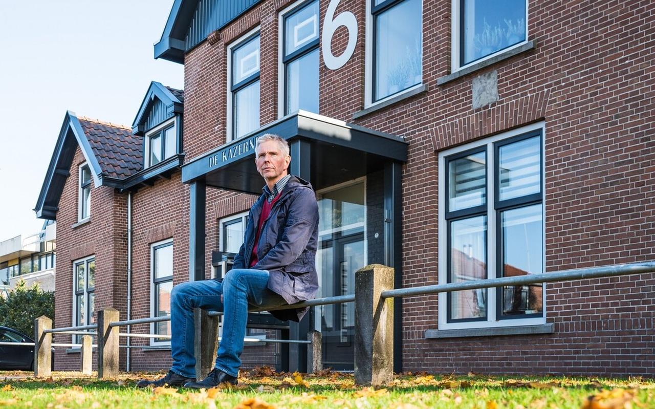 Rien Smit voor het pand 'De Kazerne' aan de Commissaris de Vos van Steenwijklaan. Rien Smit voor het pand 'De Kazerne' aan de Commissaris de Vos van Steenwijklaan.
