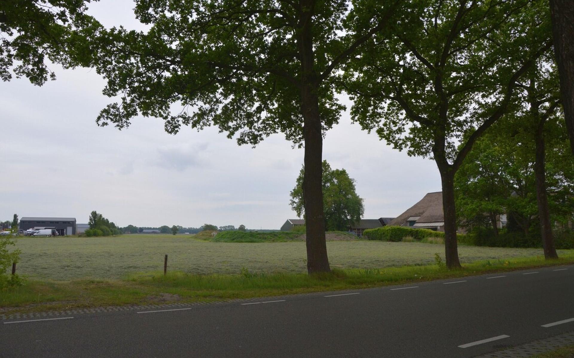 Hier komt de nieuwe ontsluitingsweg van bedrijfsterrein Hoge Akkers naar Haakswold. Rechts wordt Timmerman Sierbestrating gevestigd.
