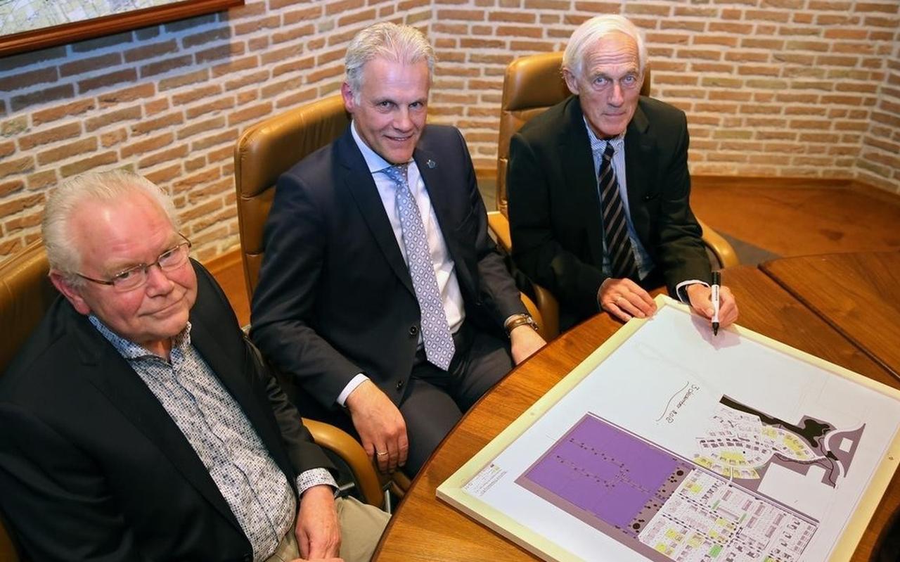 Van links naar rechts: Hendrik Dons, wethouder Lucas Mulder en Ate van der Walle zetten hun handtekening. Van links naar rechts: Hendrik Dons, wethouder Lucas Mulder en Ate van der Walle zetten hun handtekening.