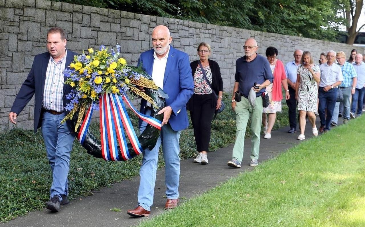 Henk Koobs en Roelof Talen (r) vorig jaar 30 augustus in Neuengamme. Ze zijn ook de initiatiefnemers van een eigen monument voor de Staphorster slachtoffers in het voormalige kamp. Henk Koobs en Roelof Talen (r) vorig jaar 30 augustus in Neuengamme. Ze zijn ook de initiatiefnemers van een eigen monument voor de Staphorster slachtoffers in het voormalige kamp.