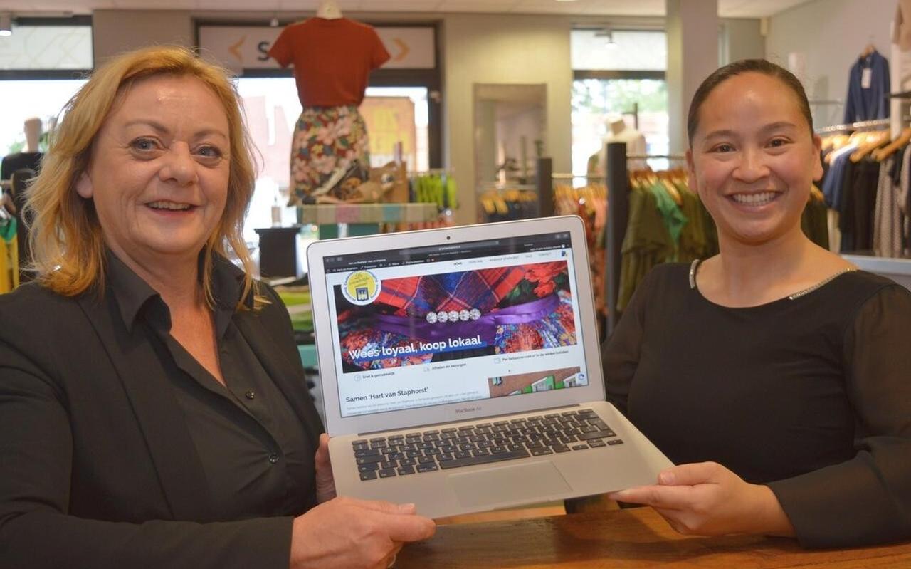 De site Hart van Staphorst is in de lucht: links Ina Knol en rechts Angela Scholtus. De site Hart van Staphorst is in de lucht: links Ina Knol en rechts Angela Scholtus.