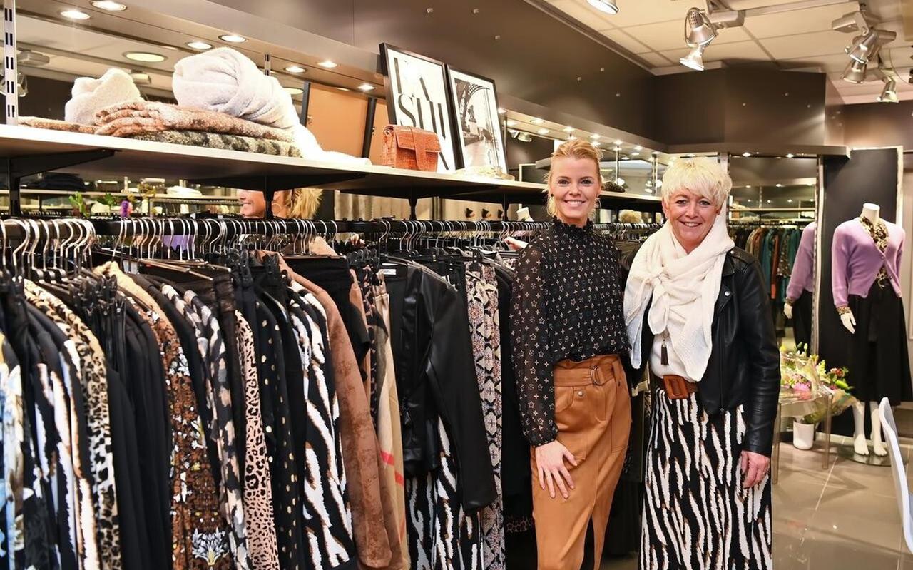 Sonja Okken (links) en een van ‘haar dames’ in de nieuwe winkel.