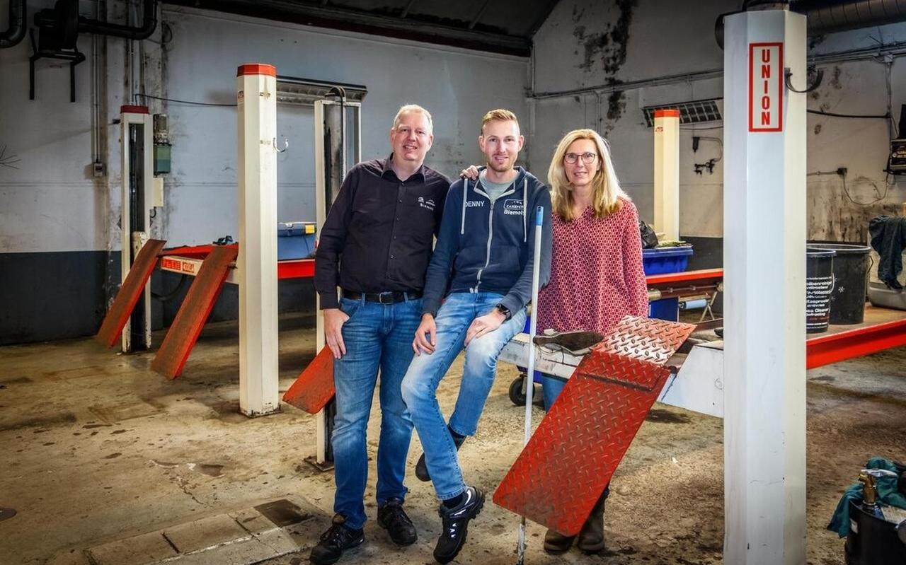 Ronald en Ingrid Biemolt stoppen met Garage Biemolt. Zoon Denny gaat aan de slag bij Car and Bike. Ronald en Ingrid Biemolt stoppen met Garage Biemolt. Zoon Denny gaat aan de slag bij Car and Bike.
