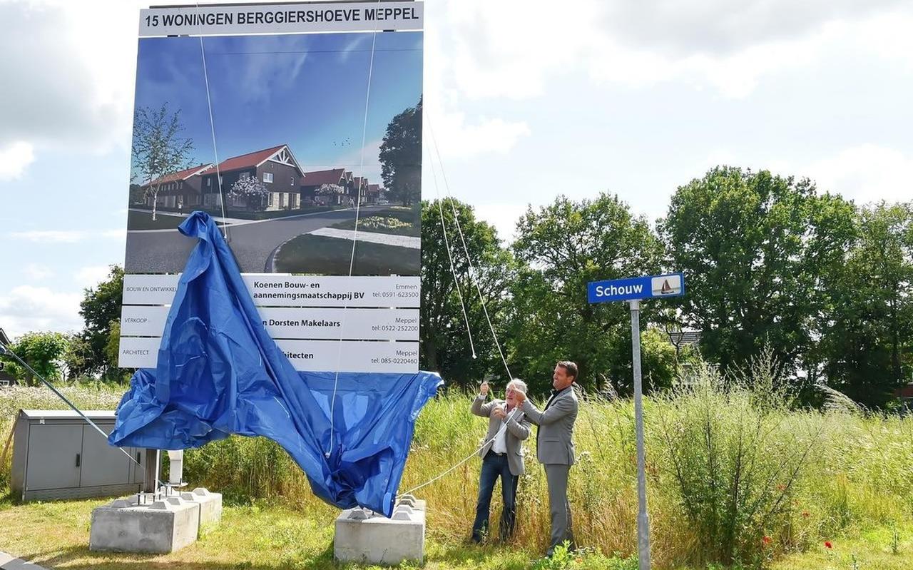 De onthulling van het laatste bouwbord in de Berggierslanden. Wethouder van de Haar (l.) en Wout van Vilsteren, directeur van Koenen Bouw.