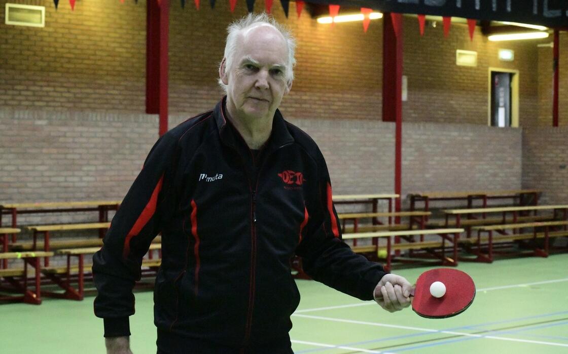 DETO-voorzitter Frans Veldboer poseert in een lege sporthal De Eendracht.
DETO-voorzitter Frans Veldboer poseert in een lege sporthal De Eendracht.
