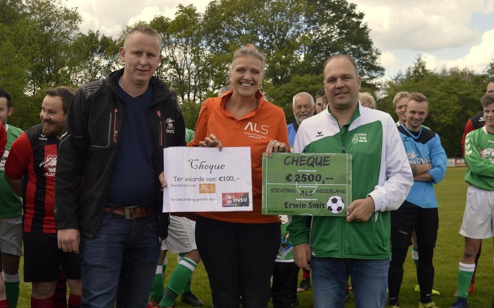 Voetbalteams Uffelte en Darp overhandigen cheque aan ALS Nederland