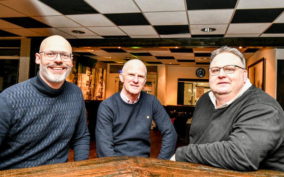 De voorzitters van de drie voetbalclubs uit de stad Meppel zitten klaar voor de online-presentatieavond. Van links naar rechts: Stephan Lammerink, Hans ter Voorde en Arjan Jonkers.  