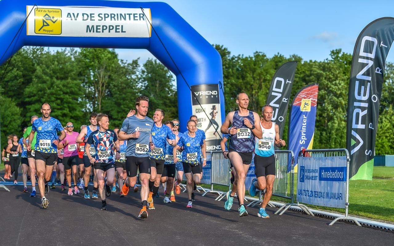 De start van de 10 kilometer op de atletiekbaan van sportpark Ezinge. De start van de 10 kilometer op de atletiekbaan van sportpark Ezinge.