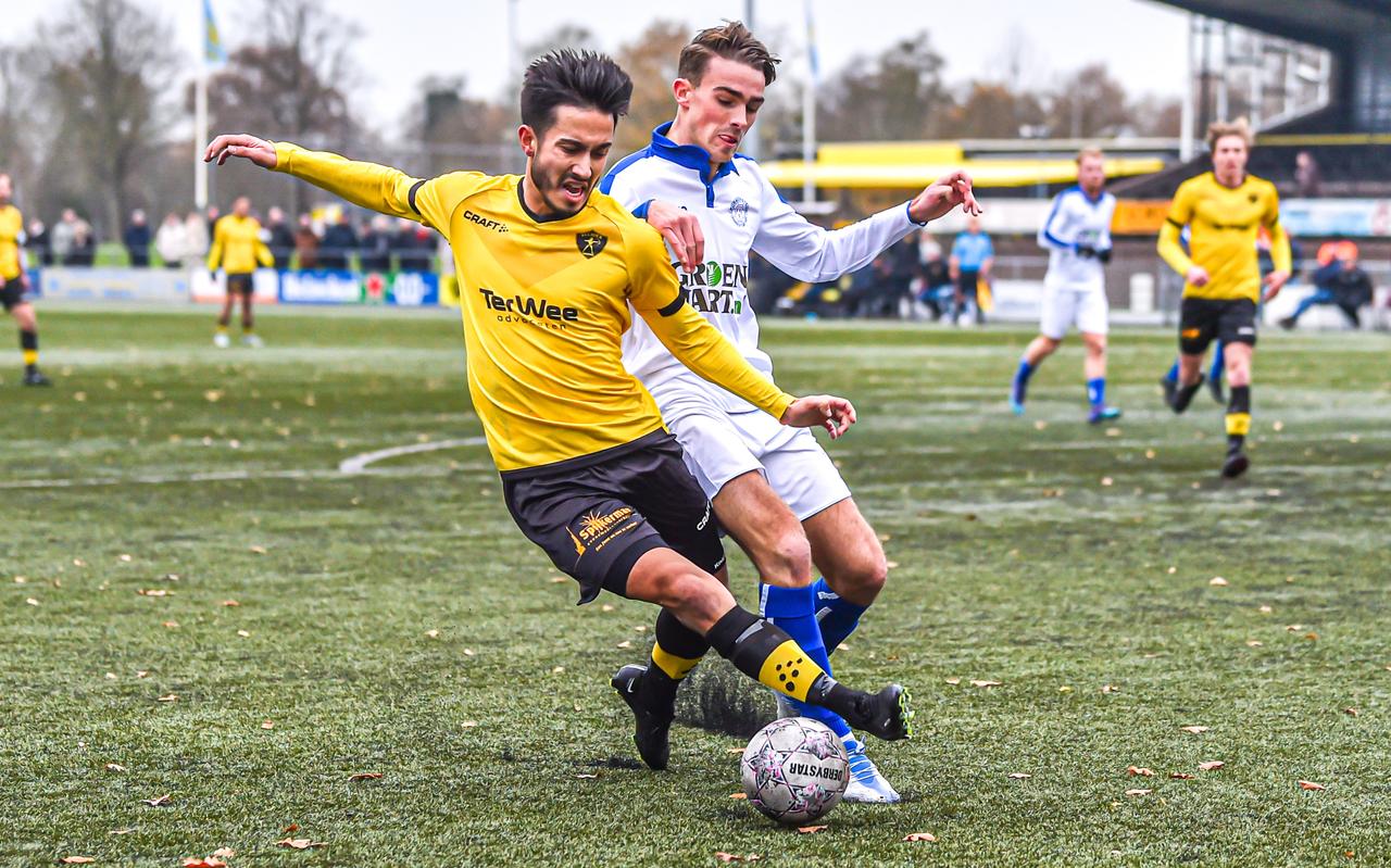 Jasper Strijker van Alcides wordt hier flink op de huid gezeten door een speler van Purmersteijn. Jasper Strijker van Alcides wordt hier flink op de huid gezeten door een speler van Purmersteijn.
