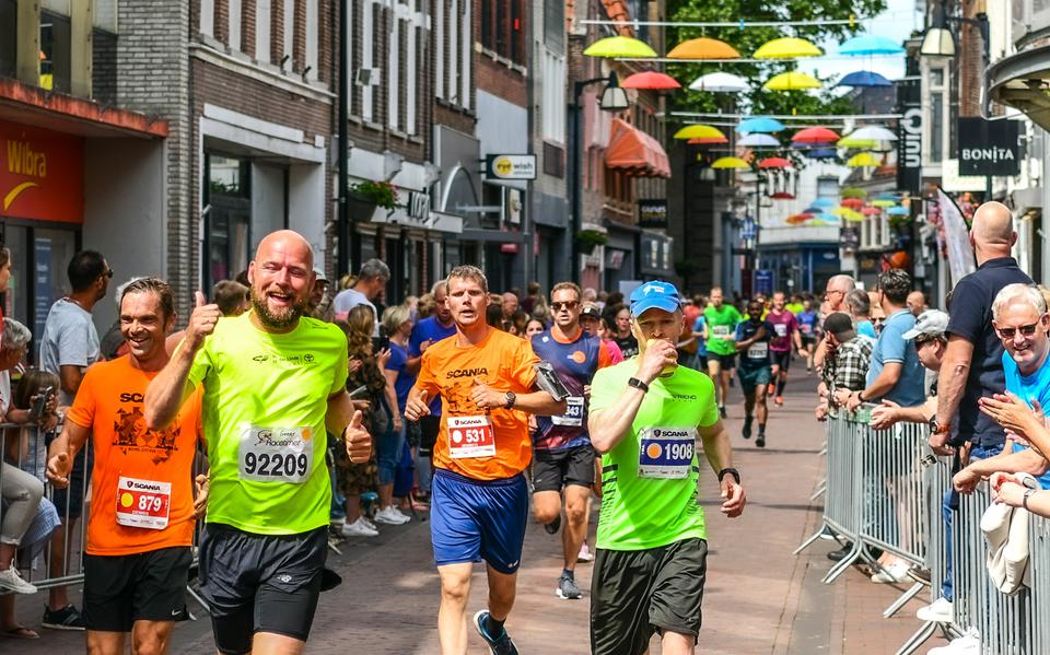 Momentopname van de Meppel City Run van vorig jaar: deelnemers onderweg in de Hoofdstraat.