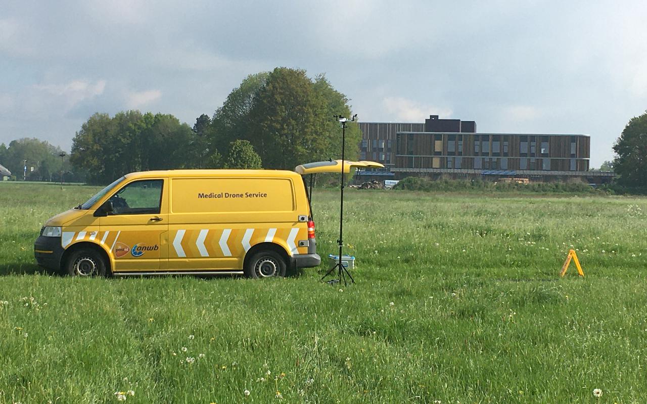 De drone steeg op in een weiland bij het ziekenhuis van Meppel. Op de achtergrond is de nieuwbouw in Meppel te zien.