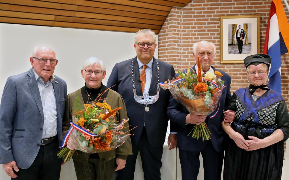Cor Bloemhof uit Punthorst (tweede van rechts), Janni Bolks uit Rouveen  (tweede van rechts) met hun partners en burgemeester Jan ten Kate van Staphorst, nadat ze Lid zijn geworden in de Orde van Oranje-Nassau.