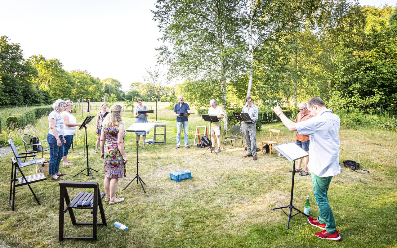 Het koor repeteert in de achtertuin van een boerderij. Het koor repeteert in de achtertuin van een boerderij.