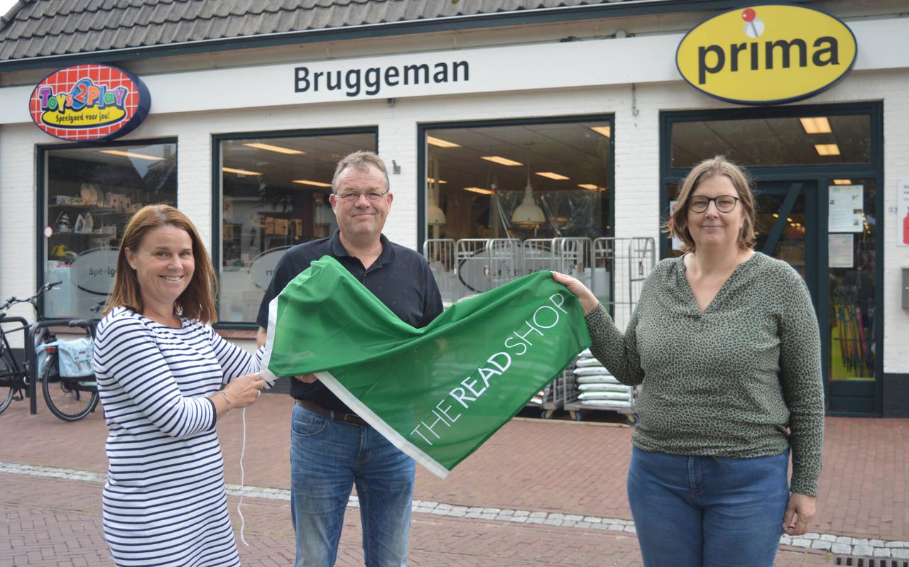 Betty en Bert Strijker dragen de vlag van The Read Shop alvast over aan Wendy Bruggeman.