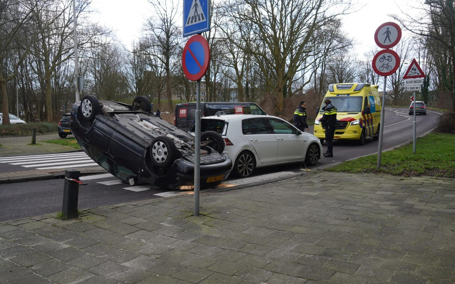 Auto belandt op de kop na botsing op Bekinkbaan in Meppel Meppeler