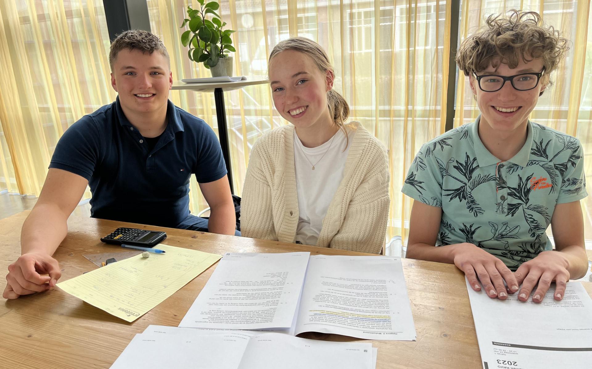 Levi Hummel, Sarah Veenstra en Swen Doosje doen havo examen aan Greijdanus en maakten woensdag examen economie