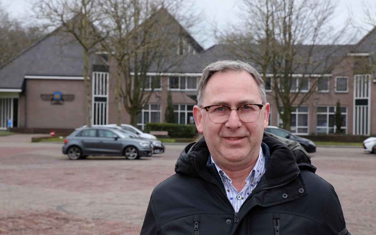 Jacob Spiker voor het gemeentehuis in Staphorst.