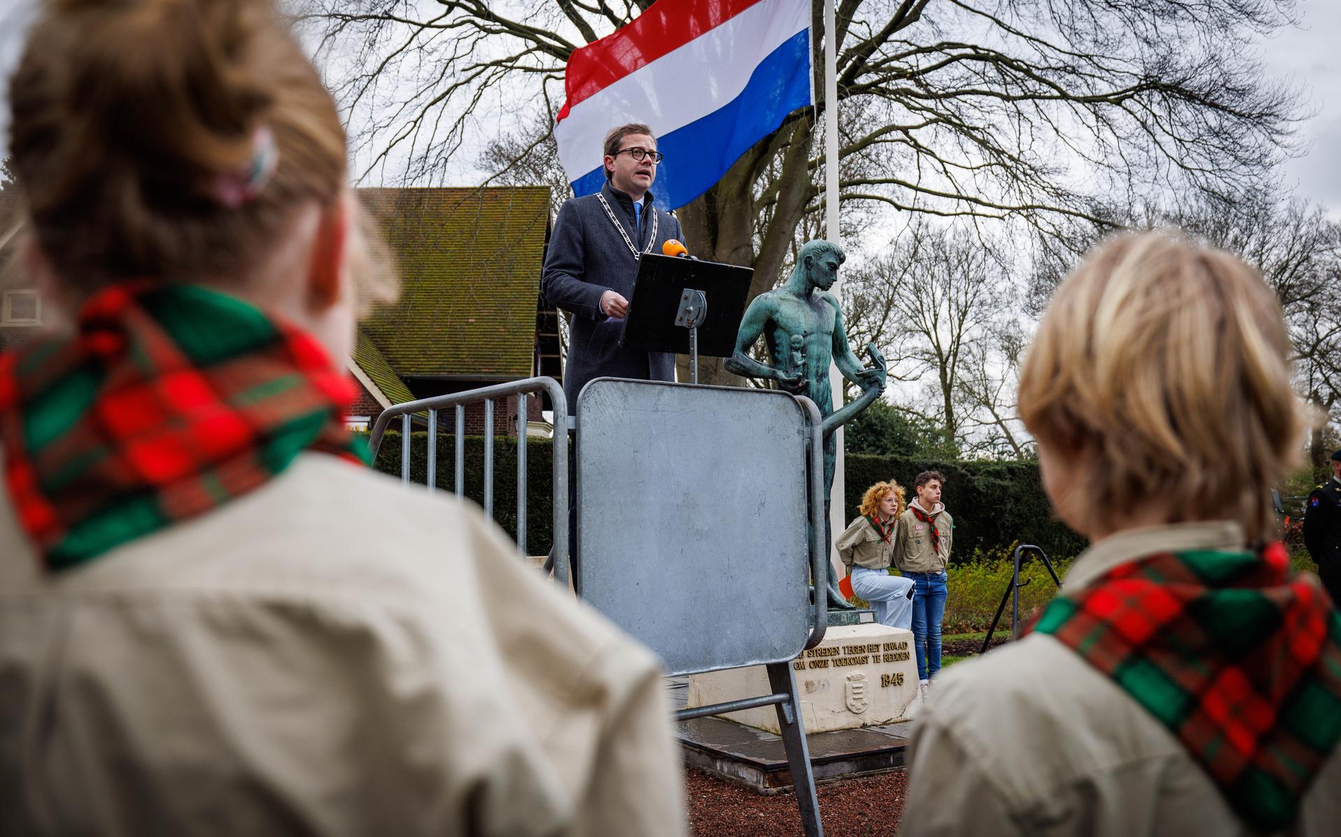 Vlaggen horen niet omgekeerd te hangen tijdens Dodenherdenking en Bevrijdingsdag.