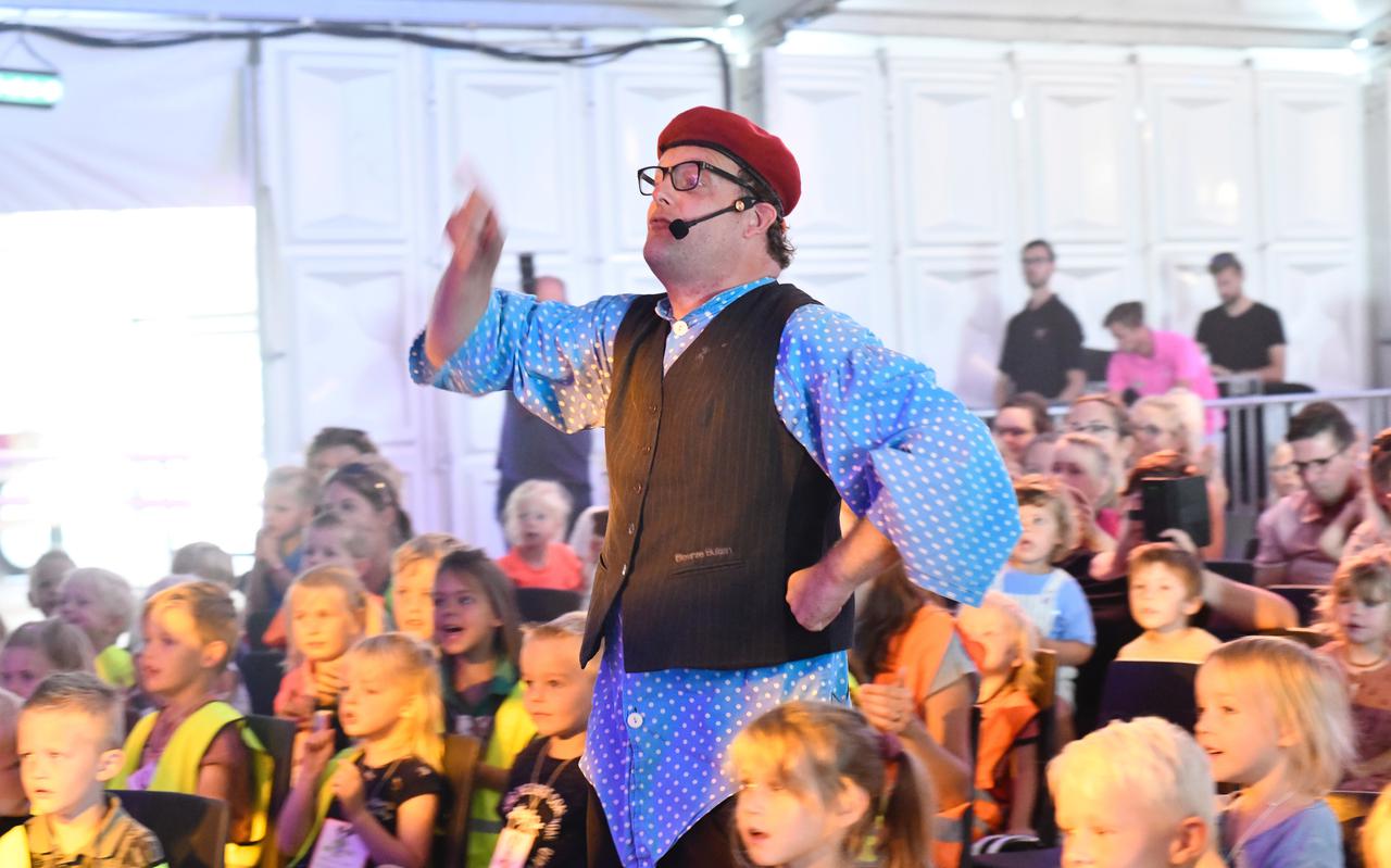 Gangmaker in de kindershow in Nieuwleusen is Aart Schroefdraad.