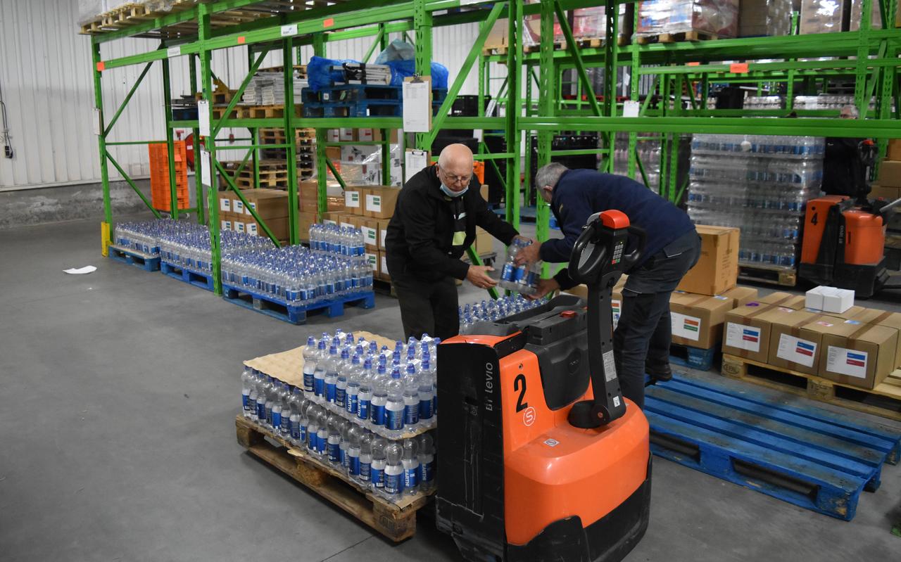 Onne Hoekstra (68) en Jan Jansen (84) van Vereniging Onder Ons in Wanneperveen aan het werk bij de Voedselbank in Meppel. 
