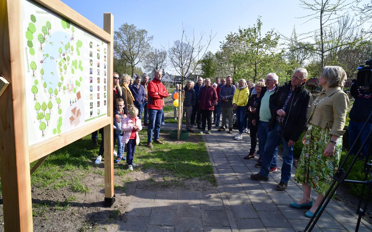Op het bord staan alle fruitbomen van de dorpsboomgaard die om en nabij de vijver aan de Bosmansweg-Westerveen staan.