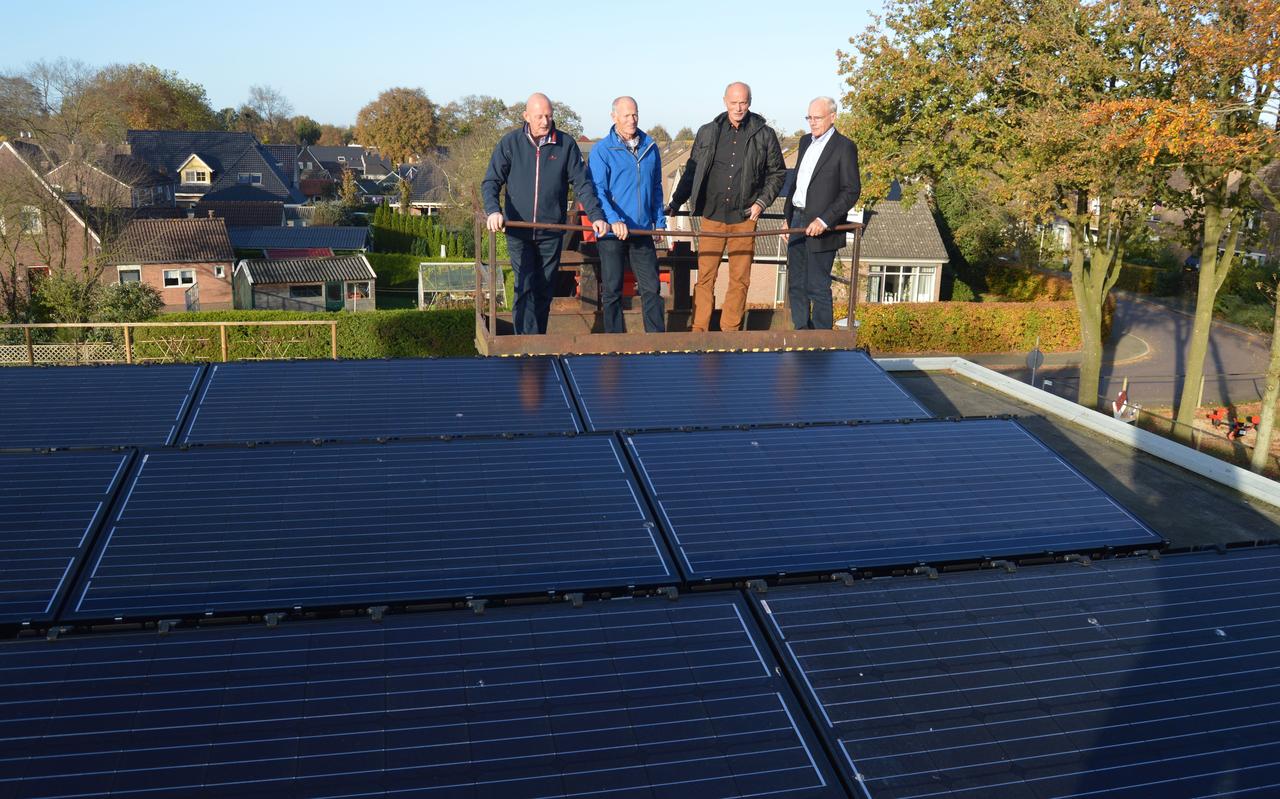 Op het platte dak van 't Markehuus in Veeningen werden in 2014 al zonnepanelen geplaatst. Nu is het dak toe aan renovatie en die offerte liegt er niet om. Op het platte dak van 't Markehuus in Veeningen werden in 2014 al zonnepanelen geplaatst. Nu is het dak toe aan renovatie en die offerte liegt er niet om.