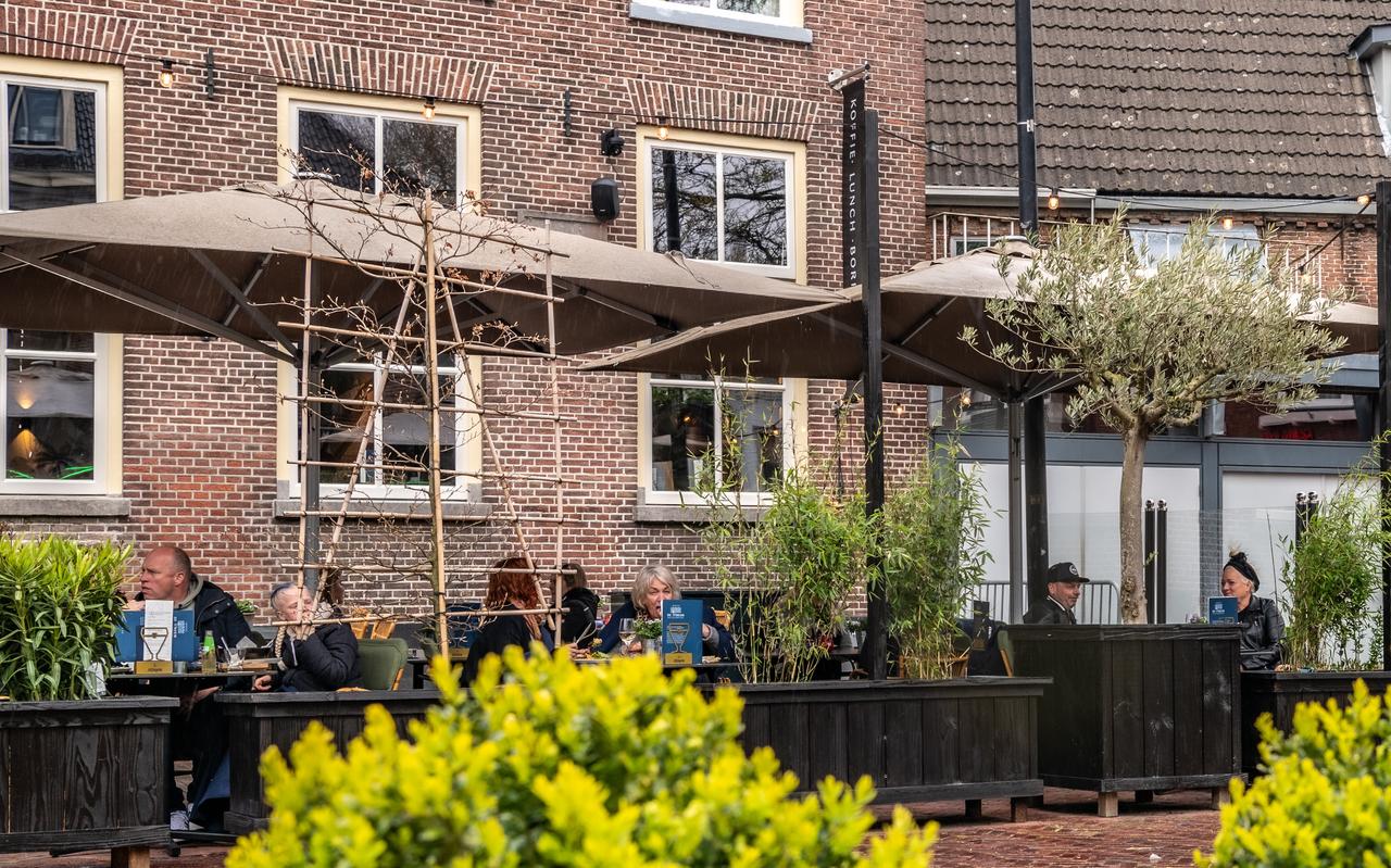 De grootste vijand van Hillard Worst, eigenaar van Grand Café De Wheem, is het weer. Vanwege de storm afgelopen week, waren ze zelfs een paar dagen dicht. De grootste vijand van Hillard Worst, eigenaar van Grand Café De Wheem, is het weer. Vanwege de storm afgelopen week, waren ze zelfs een paar dagen dicht.