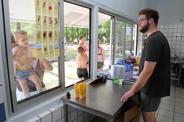 Thom Schagen die de kiosk in de Zwarte Dennen in Staphorst runt, mag vanaf nu bier, wijn en mixjes v
