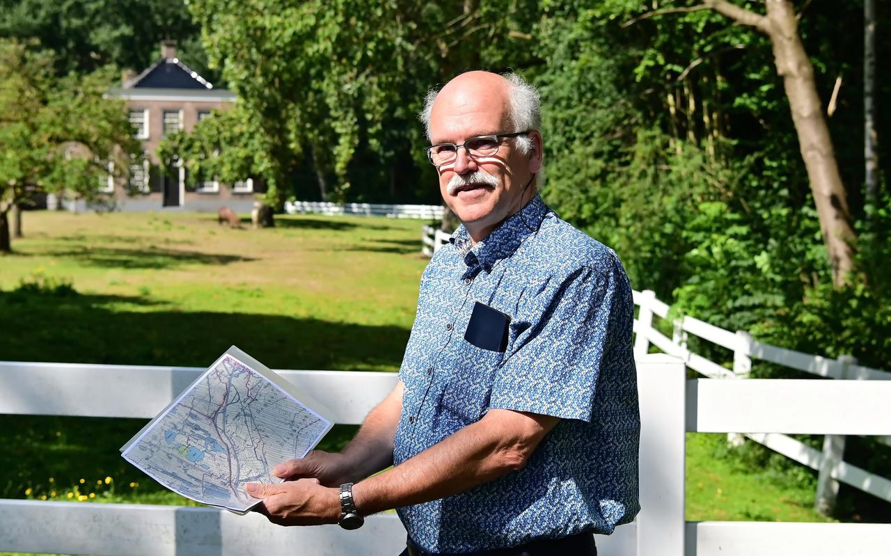 Wim de Vries van Stichting Oud Meppel op Hesselingen waar vroeger een waterloop in verbinding stond met de Sethe, de voorloper van het Meppelerdiep.