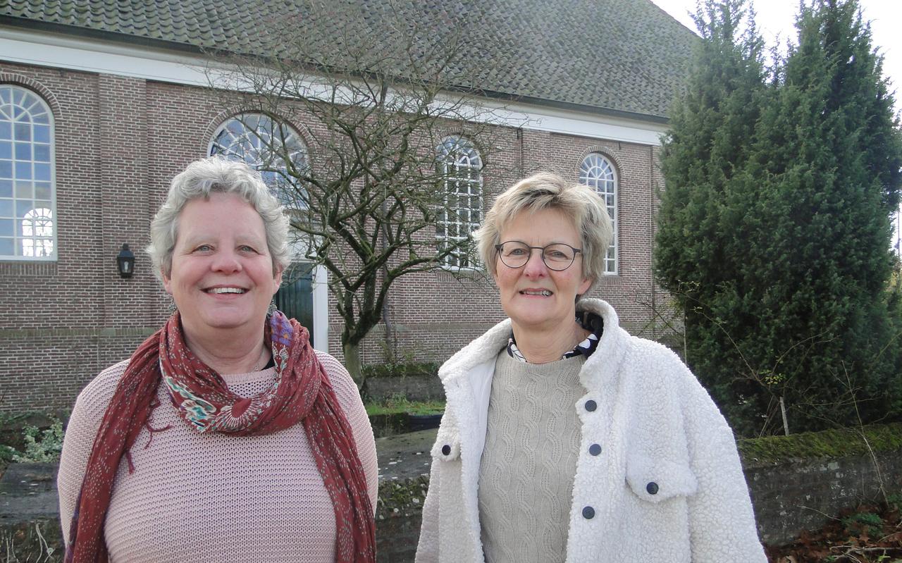 Dominee Betsy Nobel van de Protestantse gemeente IJhorst - de Wijk (links) en Marry van den Berg voor de kerk in IJhorst.                    