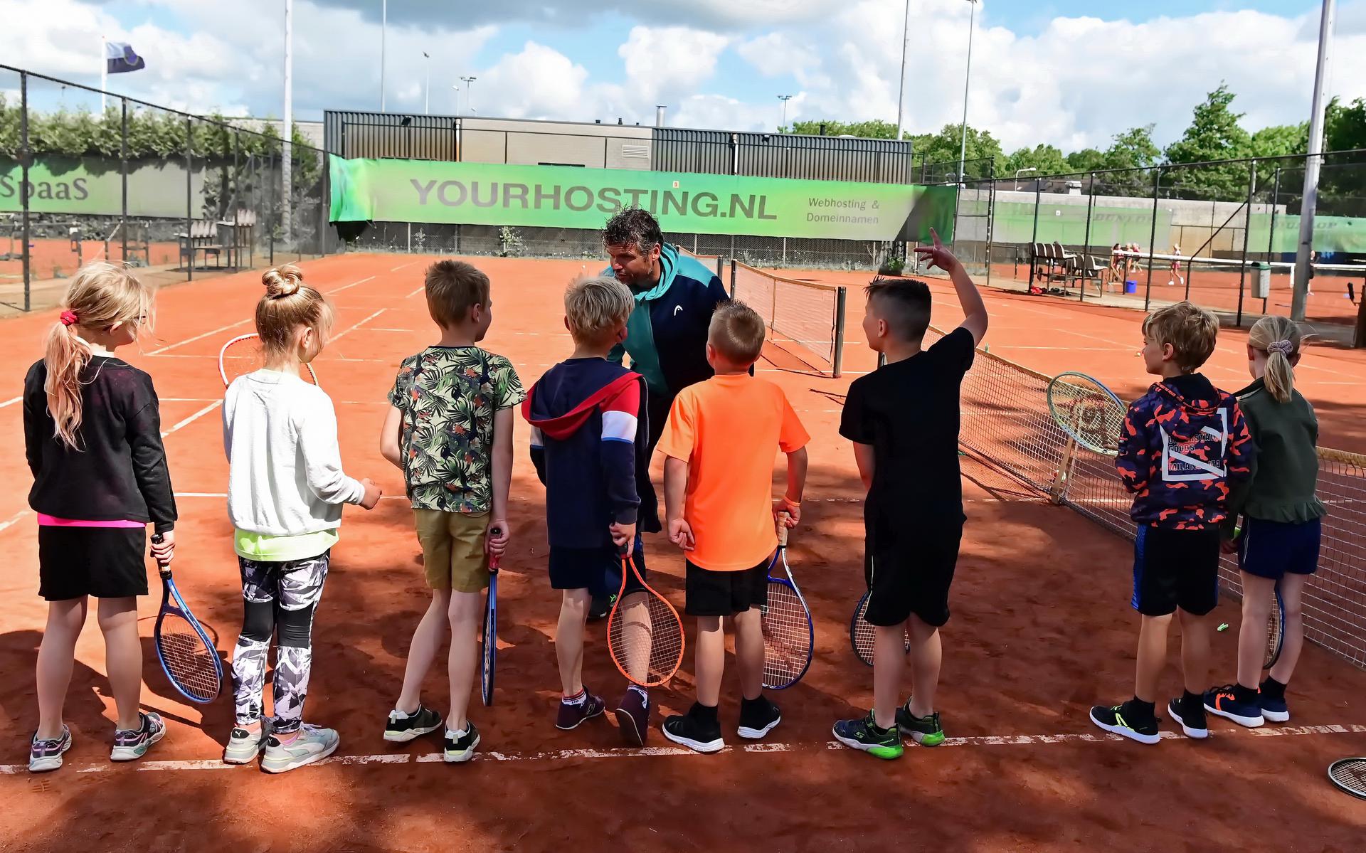 Basisschoolleerlingen maken kennis met tennis bij MLTC.