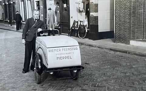 Vader Riemer Feenstra op de bakkerskar.