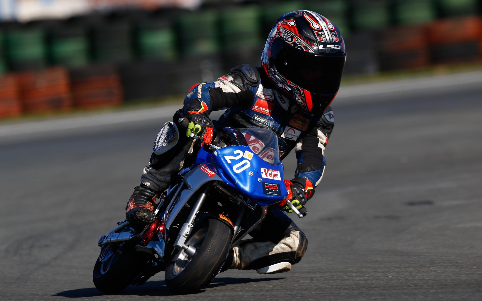 Staphorster minibike-coureur Sid Veijer (7) is overleden