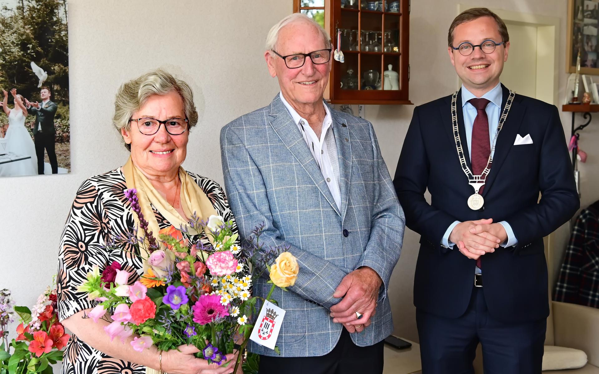Echtpaar van der Linde kreeg felicitaties van burgemeester Korteland.
