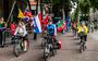 Honderden vrolijke fietsers rijden het vlakke Kerkplein op voor het fietsdefilé.