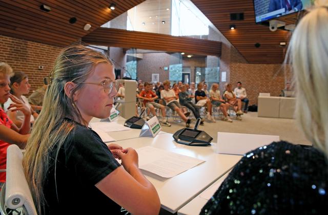 Basisschoolleerlingen Staphorst kruisen verbaal de degens tijdens de Kindergemeenteraad