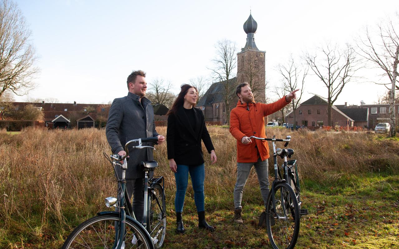 Jens Luinge, Marit Gorter en Niels Nieuwenhuis op de locatie van de oude Storkschool. Deze starters hebben moeite een koopwoning te bemachtigen.