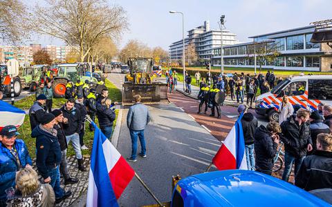 Zeker twee mensen zijn opgepakt bij het begin van een demonstratie van boeren voor het provinciehuis van Overijssel in Zwolle. Volgens de politie belemmerden ze agenten om hun werk te doen en luisterden ze niet naar opdrachten van de agenten. 