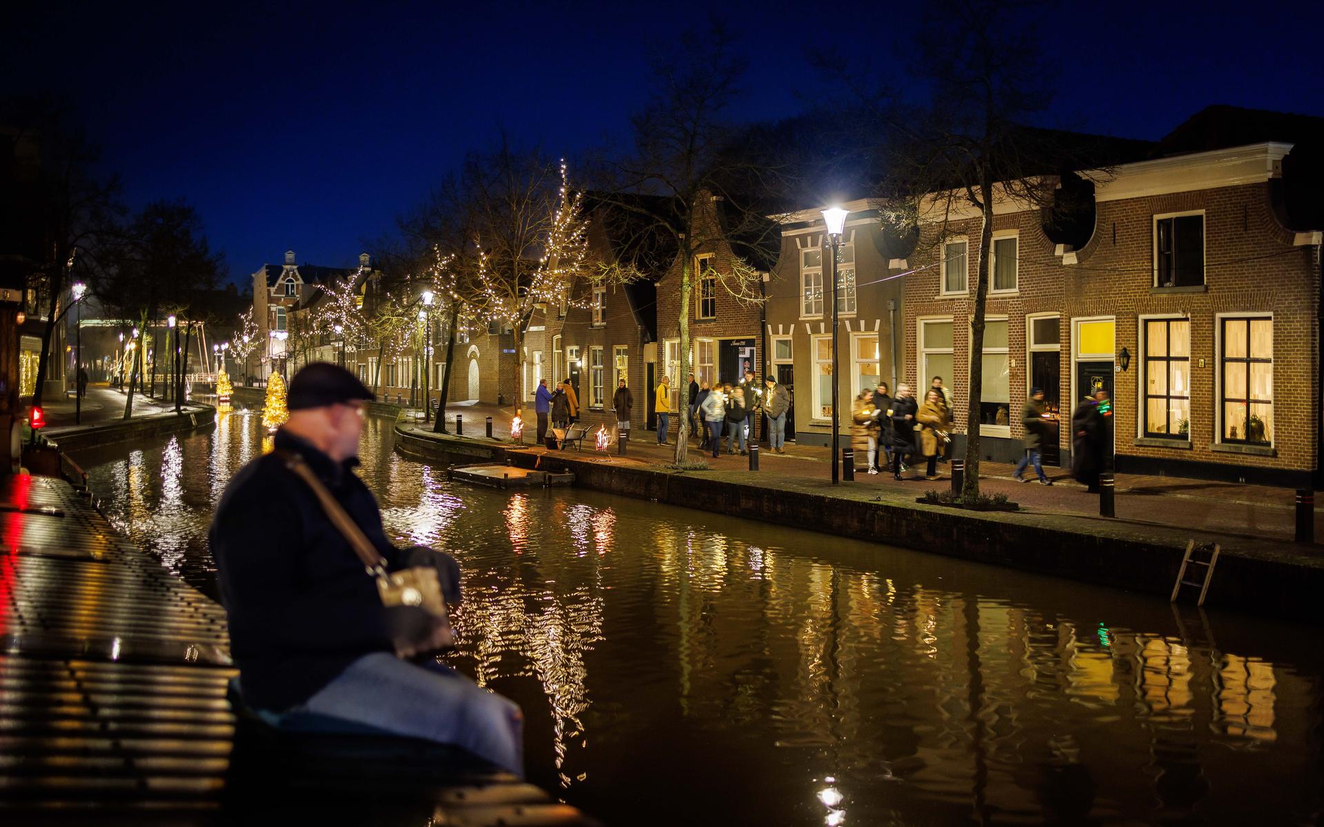 Een schipper die spontaan voor wat muziek zorgt met een oude muziekdoos.