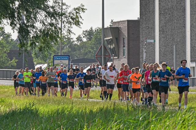 Zwartewaterlandloop van vrijdagavond is door de extreme hitte afgelast: onverantwoord om door te lat