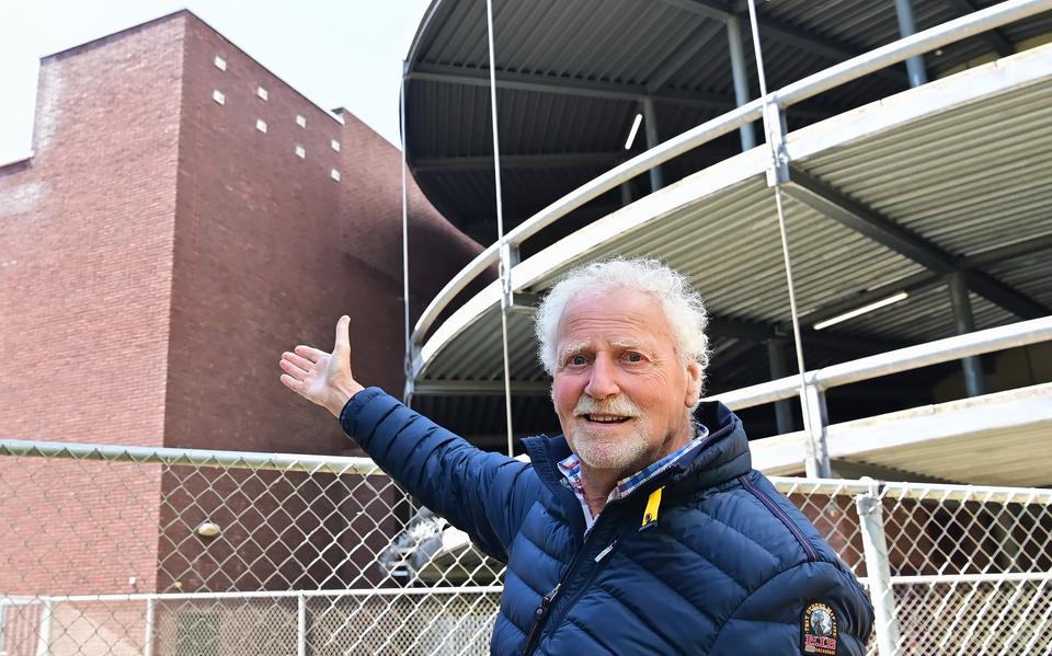 Henrik Snel wijst in de Noteboomstraat bij de parkeergarage omhoog naar door hem aangebrachte nesteldakpannen voor gierzwaluwen.