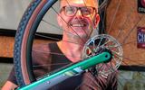 Jan Glorie helpt mensen uit heel Nederland in zijn Glorie BikeLab aan de Kruisstraat.