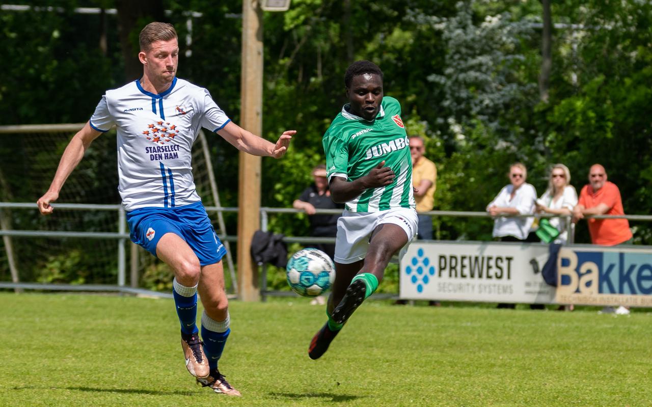 FC Meppel-verdediger Danson verzendt een voorzet tijdens de thuiswedstrijd tegen Den Ham.