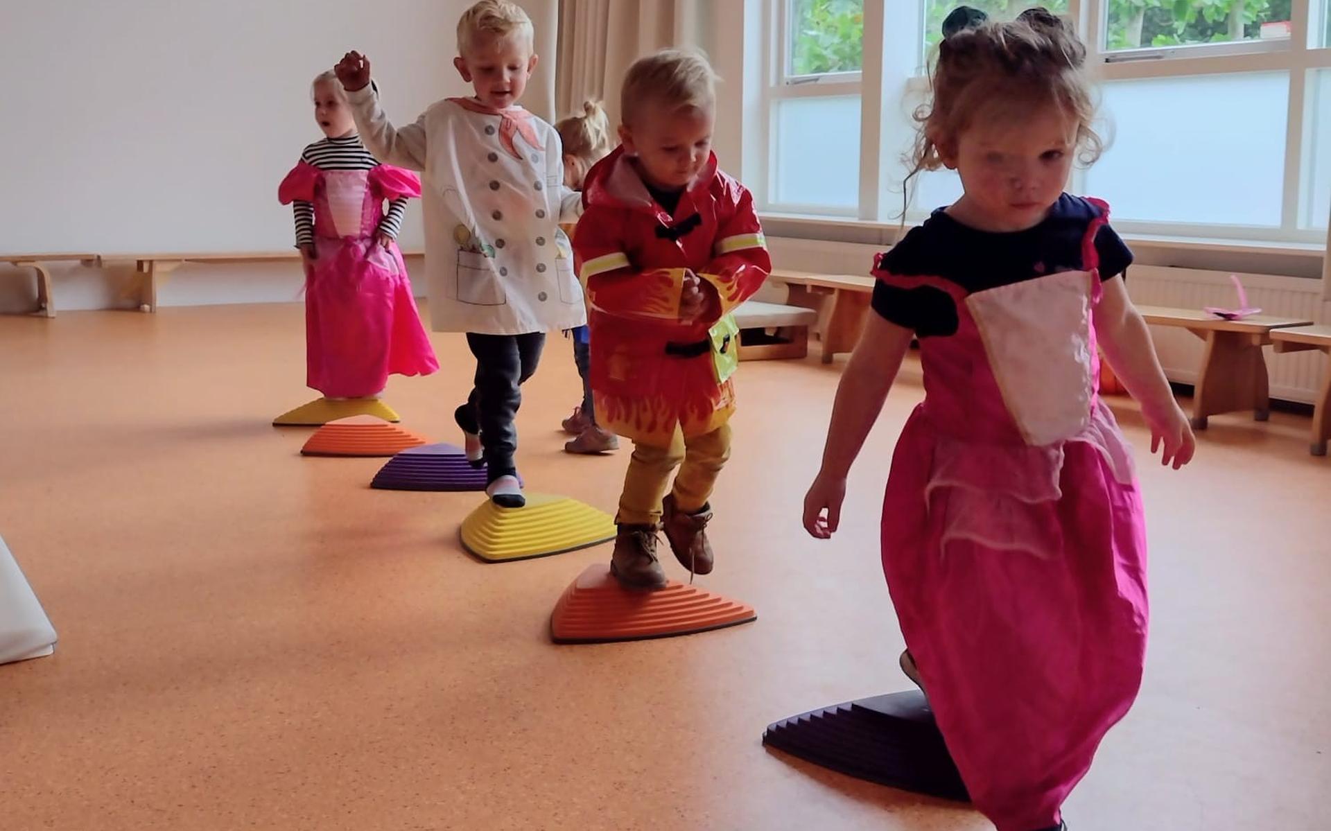 De Bron in Nijensleek viert 'week van het kindcentrum' met taart en opname videoclip