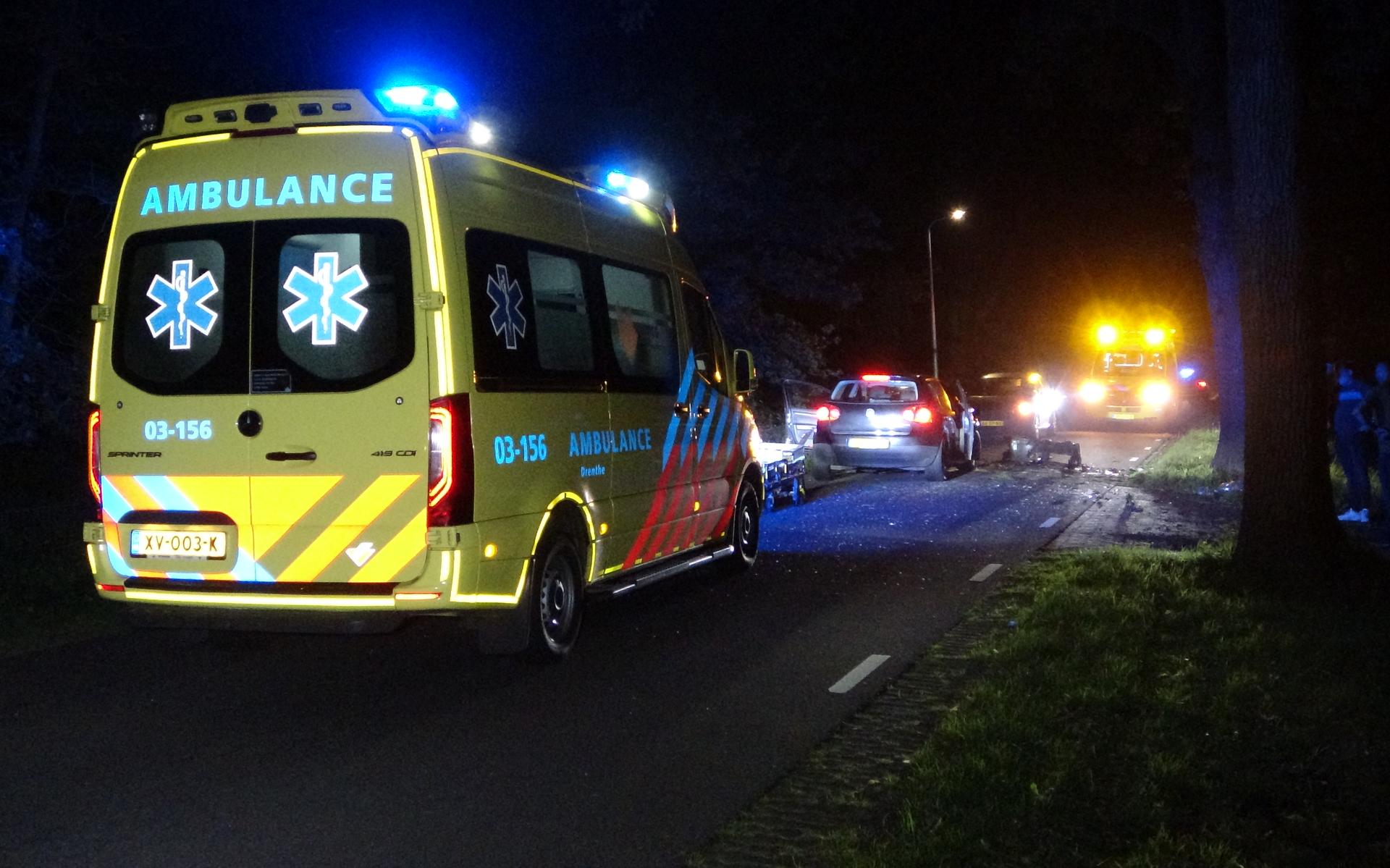 Auto rijdt in IJhorst tegen een boom. Twee inzittenden zwaar gewond